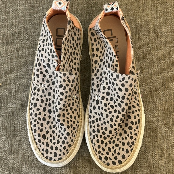 Hey Dude Women's Peyton slip-on shoes in a cheetah print pattern Size 7 - Picture 6 of 9